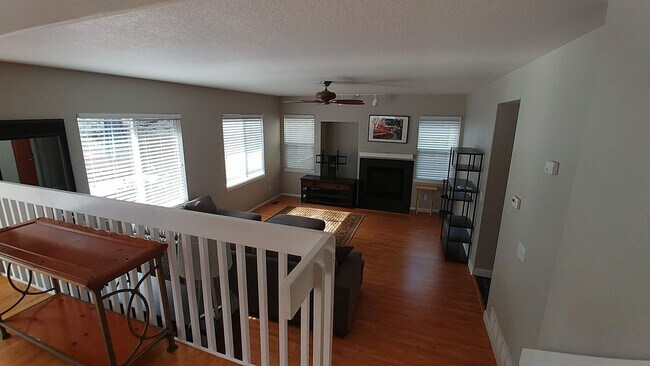 Building Photo - Beautiful 3 Bedroom Home Available in Sept...