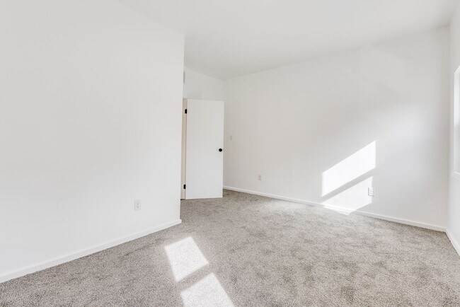 Building Photo - AVAILABLE NOW - Beautiful 3 Bedroom Home w...