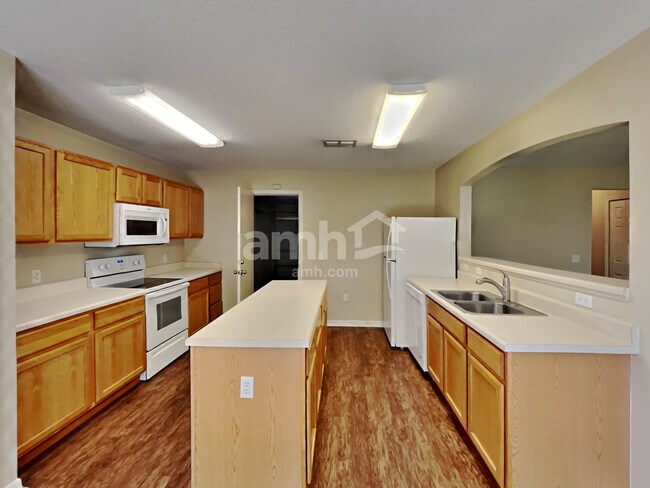 Building Photo - 17051 Lixberry Way