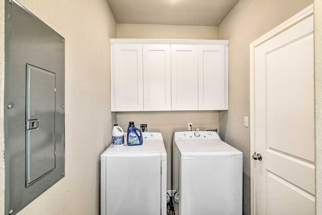 Building Photo - 3510 Oleander Ave