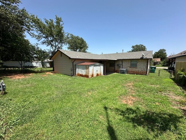 Building Photo - 4 Bed, 2 Bath house w/1 car garage