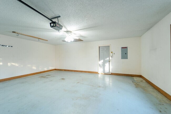 Building Photo - Beautiful 4 bedroom, 3 bathroom home on the East End of Hot Springs Village. Pets are considered ...