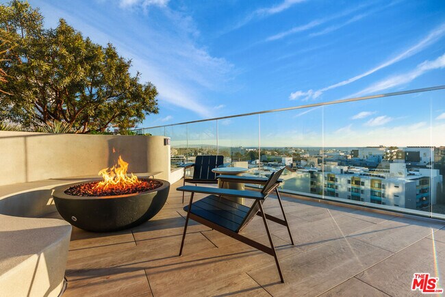 Building Photo - 700 Broadway