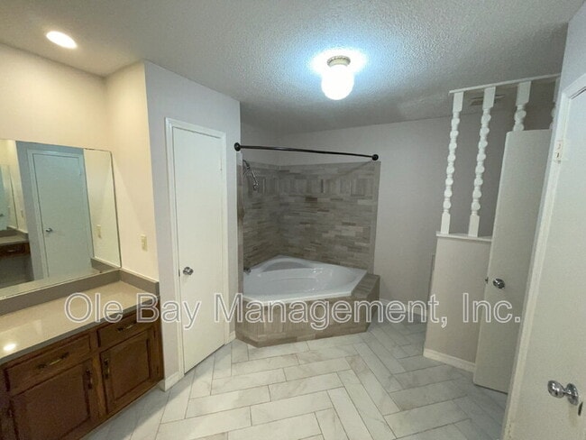 Building Photo - 613 Vaughn Dr N