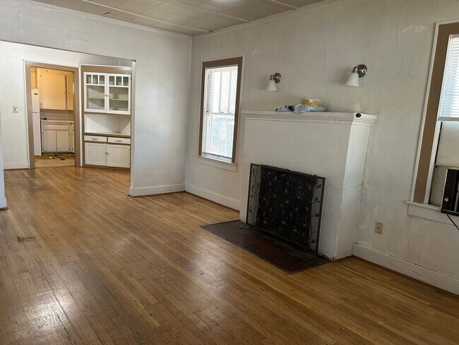 Building Photo - 3 bed, 1 bath, backyard