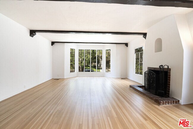 Building Photo - 342 N Orange Dr