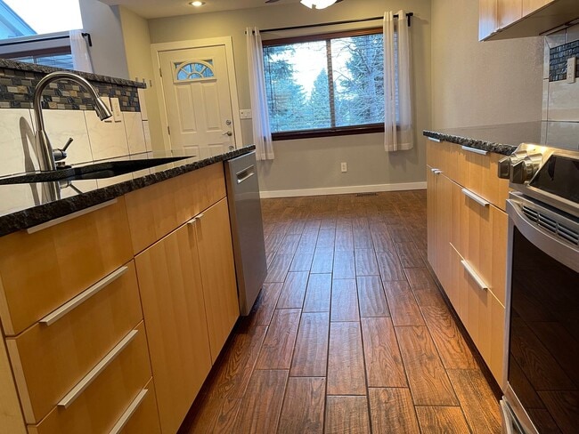 Building Photo - Updated Townhome Louisville- Perfect commuting location