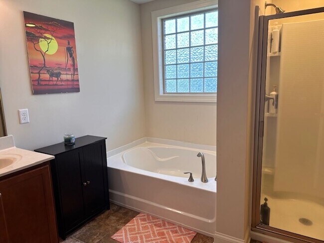 Building Photo - 4 Bedroom, 2.5 bath home in Mimosa Bay Com...