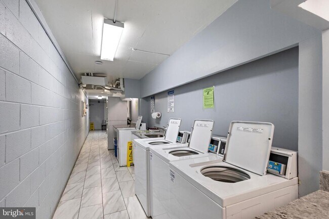 Building Photo - 2030 N Adams St