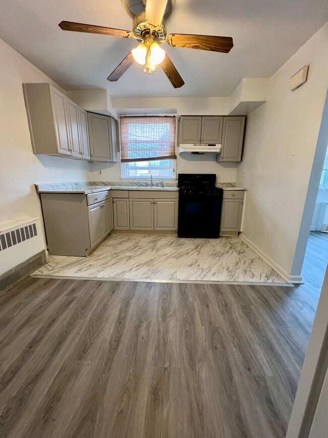 Building Photo - Newly Renovated 2-Bedroom Apartment in Ste...