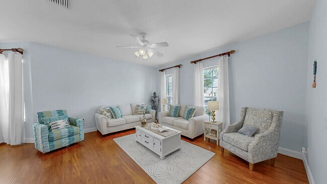 Building Photo - 5-bedroom, 3-bathroom rental home located in the Fox Wood community in Florida