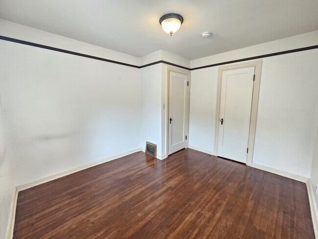 Building Photo - 829 S Ivory St