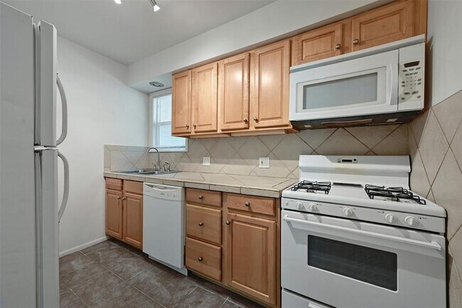 Building Photo - 2200 Rountree Dr
