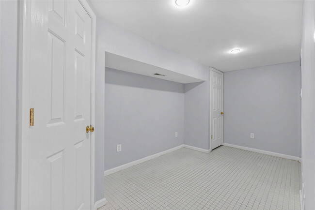 Building Photo - 813 N Lawrence St