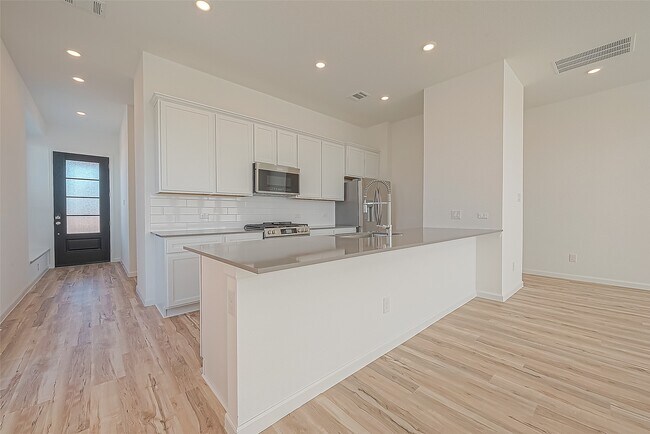 Building Photo - 5402 Holly Hvn Ct