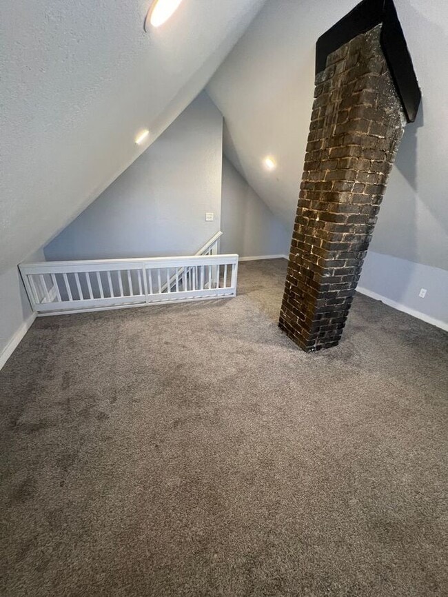 Building Photo - Spacious 5-Bedroom Home with Enclosed Porc...