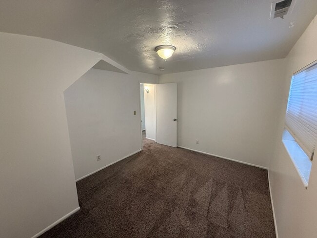 Building Photo - Large Five Bedroom Home, Sandy, 2500 sq ft, New Paint, New carpet, New Flooring