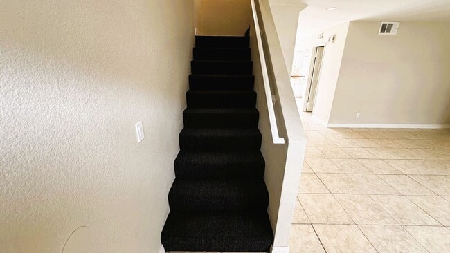 Building Photo - Modern Renovated 3-Bedroom Townhome in Gated Montclair Community | Pet-Friendly | 2-Car Garage | ...