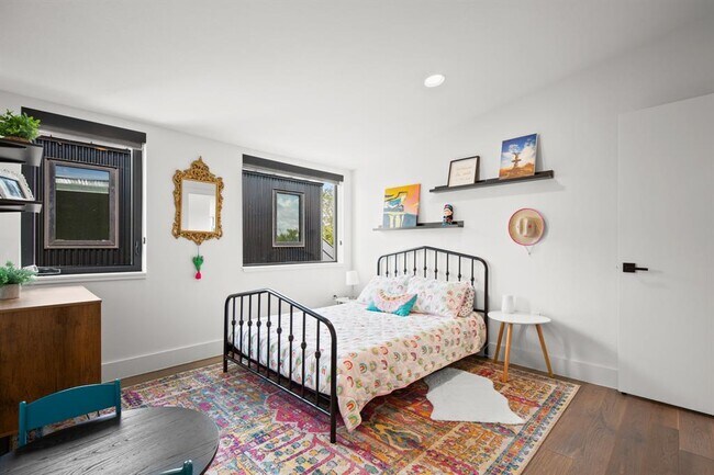 Building Photo - 3406 E 17th St