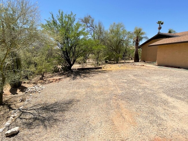 Building Photo - Great Northwest location Magee & La Canada