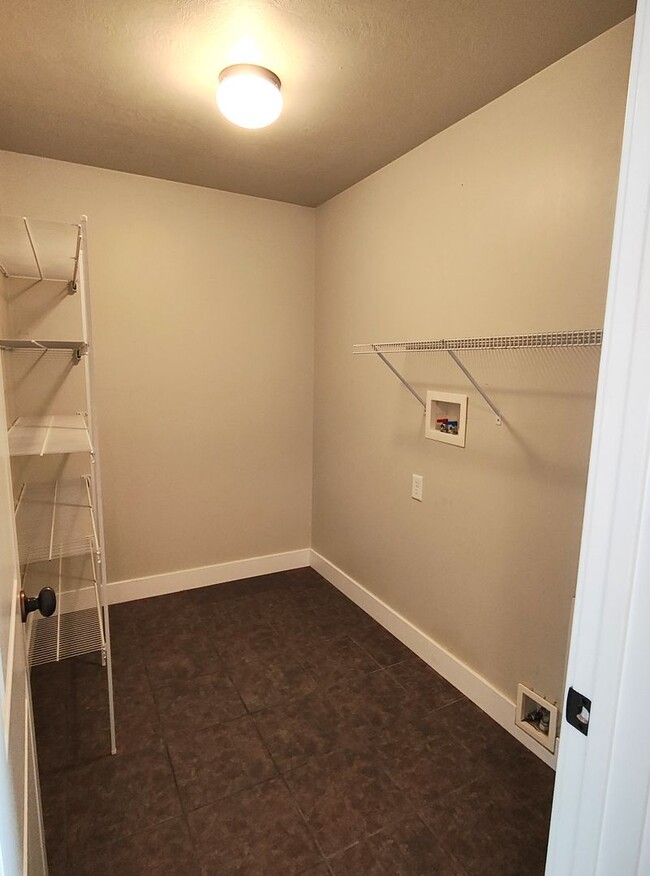 Building Photo - AMAZING CONDO 2 MASTER SUITES 2 CAR GARAGE