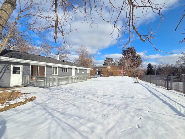 Building Photo - 29 E Lake Shore Dr