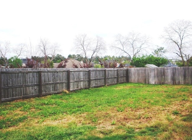 Building Photo - Charming 3BR/2BA Home with Fenced Yard, Ga...