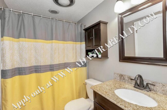 Building Photo - Inviting 3 Bedroom Close to Everything-Available in MAY!!