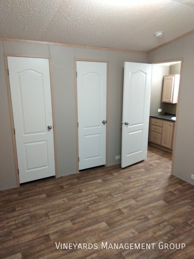 Building Photo - First Month Free move-in special . Beautif...