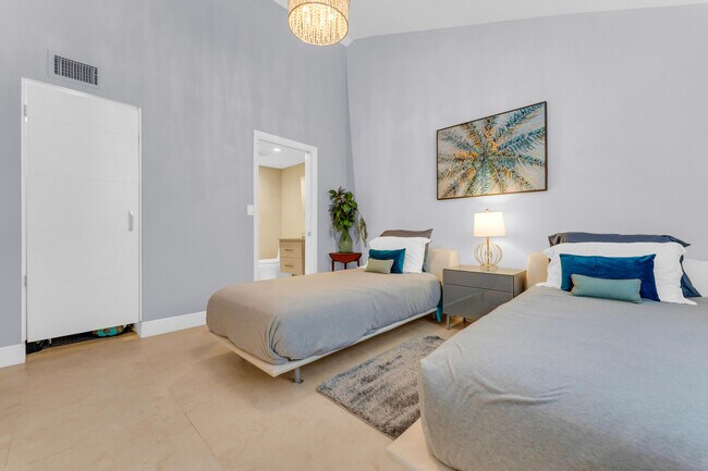 Building Photo - 50 SE 12th St