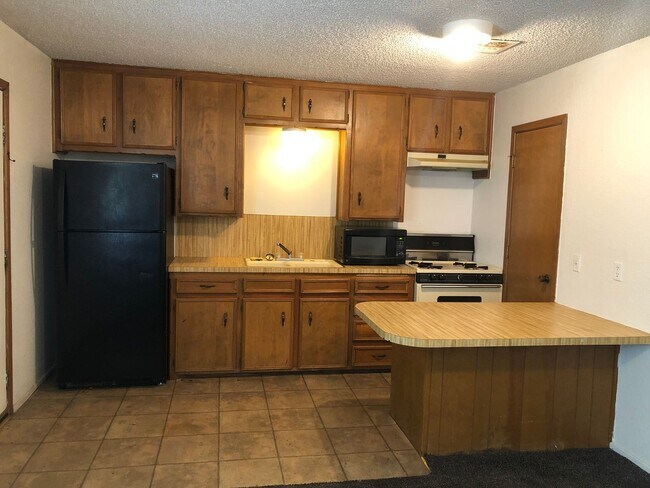 Building Photo - 906 E Birch St