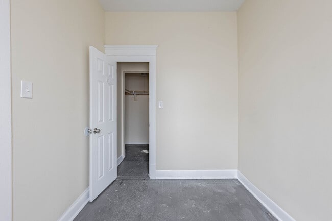 Building Photo - 758 W 71st St