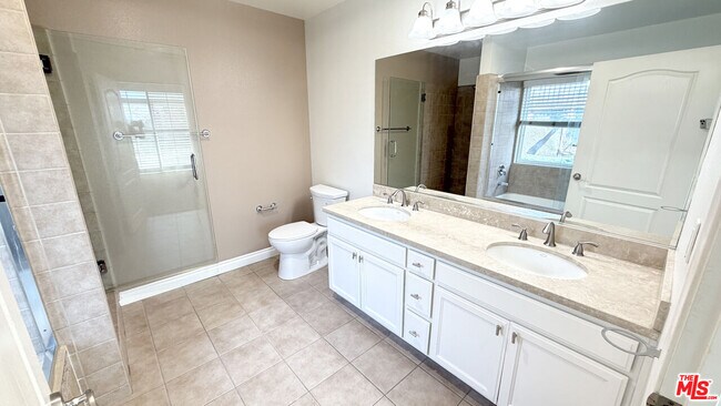 Building Photo - 956 S Wilton Pl