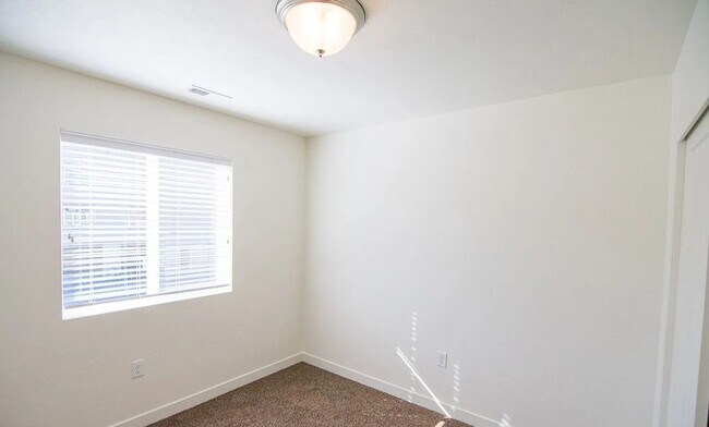 Building Photo - 795 E 500 S