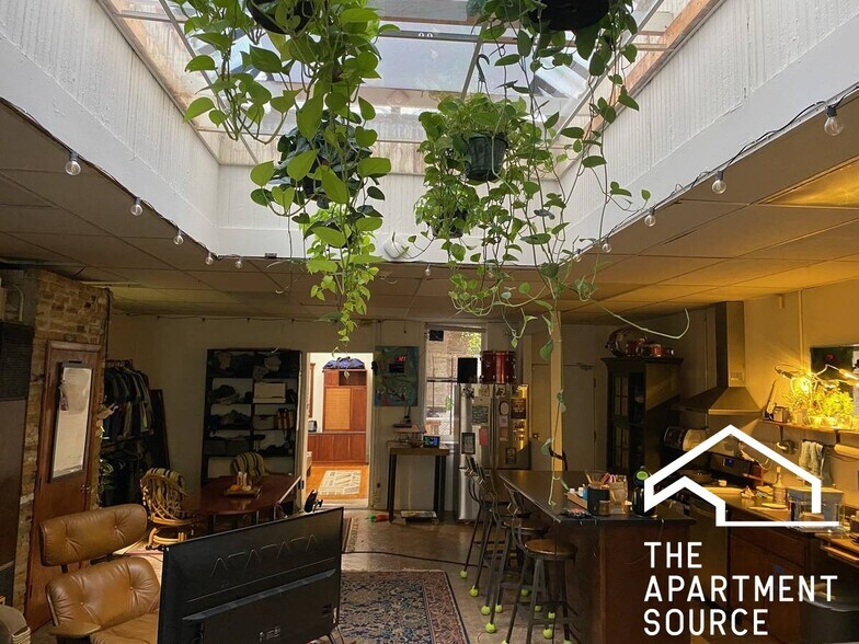 Building Photo - 3605 N Damen Ave