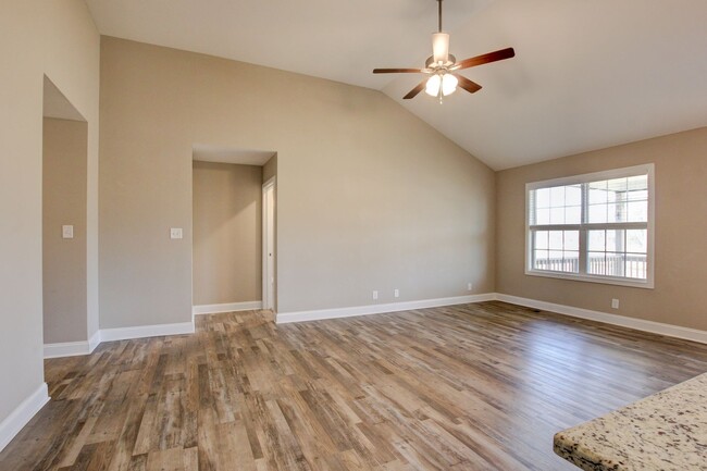 Building Photo - Fresh and Clean 3 bed 2 bath.  Sweet layout!