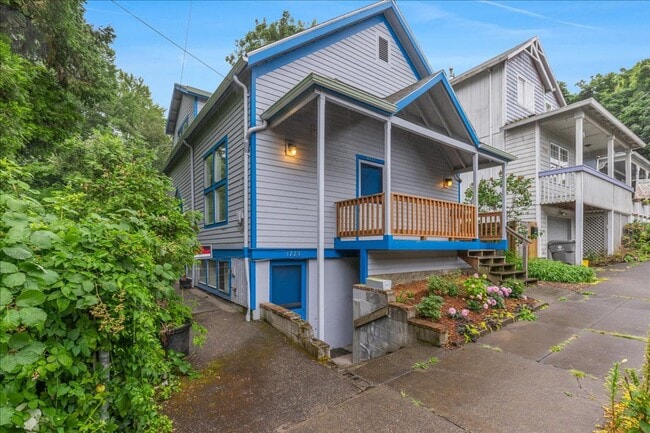 Building Photo - Newly Renovated + Sunny & Bright, 2 Bedroo...