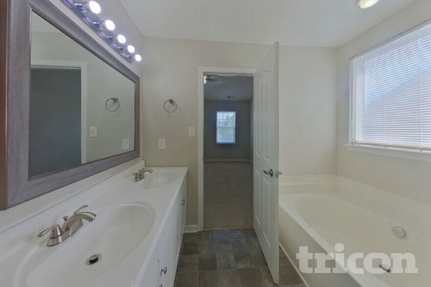 Building Photo - 4037 Dover Downs Dr