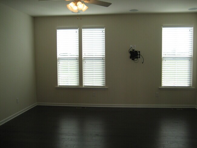 Building Photo - 360 Spring Hill Pl