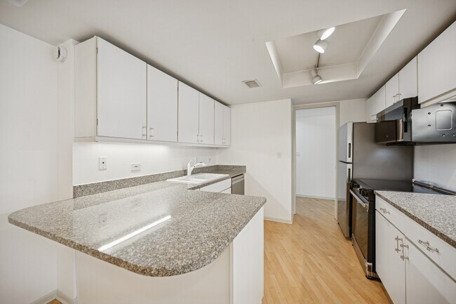 Building Photo - 40 E Delaware Pl