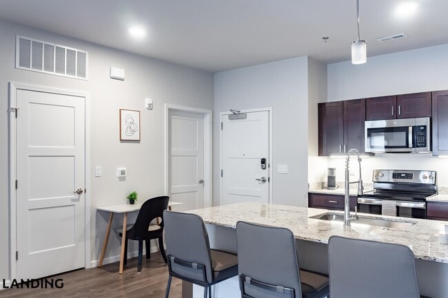 Building Photo - 2023 N Broadmoor Ave