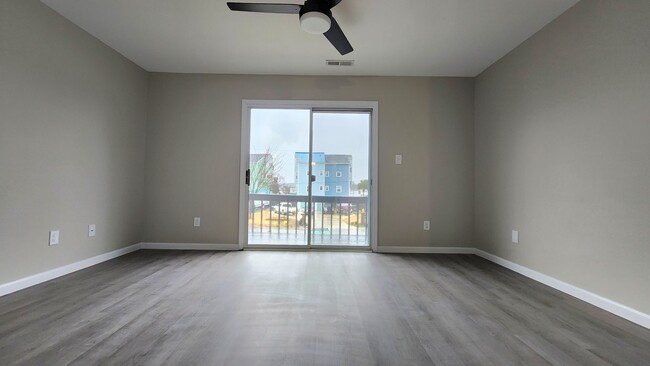 Building Photo - Beautiful, newly renovated 2 bedroom townh...