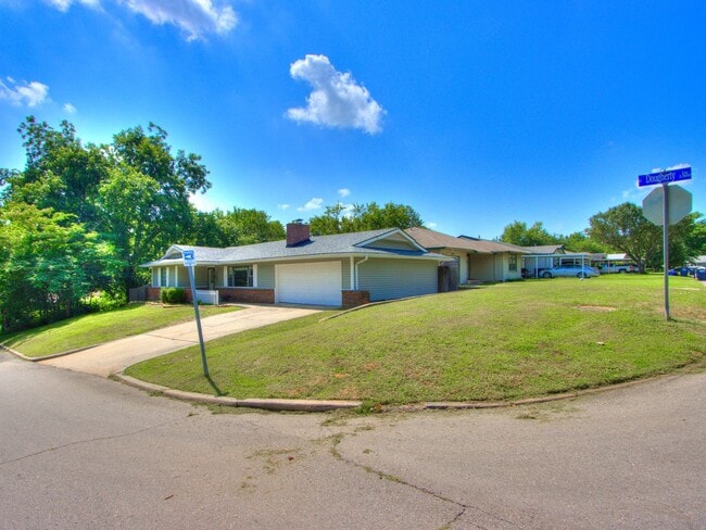 Building Photo - 3 Bedroom 1 Bath Home w/ 2 car garage in Shawnee