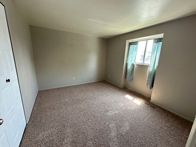 Building Photo - 2 Bedroom Townhome in Western Schools