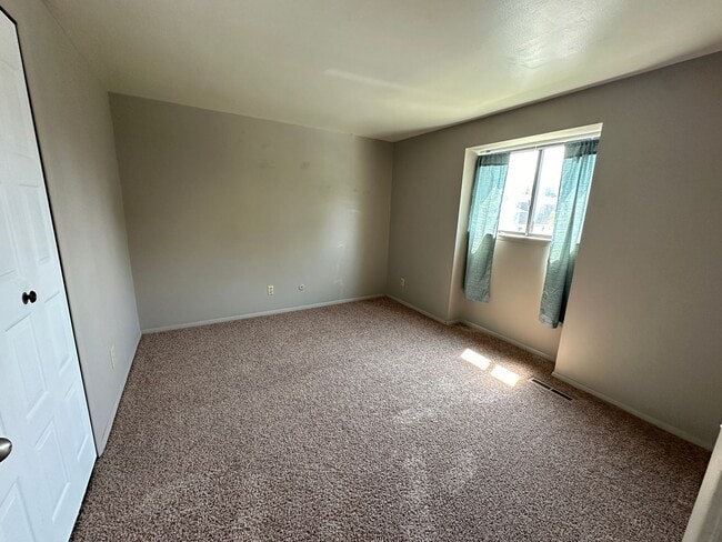 Building Photo - ***REDUCED PRICE***2 Bedroom Townhome in Western Schools