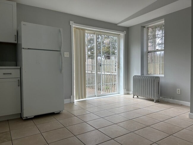 Building Photo - Charming 2 bedroom 1 bathroom, recently renovated single family home