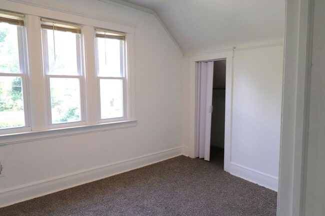 Building Photo - $1,300 - Newly 3 Bedroom 2 Bath