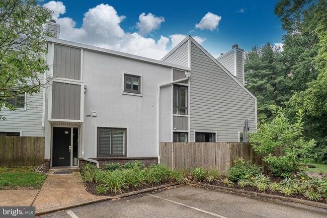 Building Photo - 1750 Oakwood Terrace