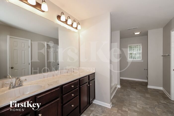 Building Photo - 2194 Longburn Dr