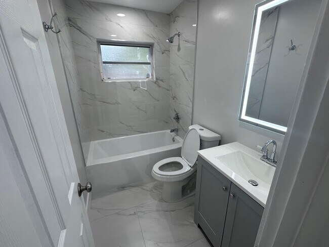 Building Photo - 40 NE 48th St